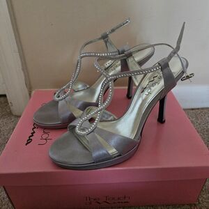 The Touch of Nina Silver Heels Size 8.5